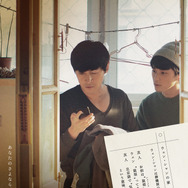 【「電話越しの冗談と本音」篇】ウェンは葬儀場の友人と電話で話している。友人に「お前は“鼠シュー眉メイ”だが、実は大物かもしれん」と言われ、「“鼠シュー眉メイ”って？」と意味を尋ねると、友人は「“気弱でダメな奴”って意味だよ」と答える。