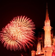 パレード・花火にキャッスルプロジェクション！東京ディズニーランドで3種のナイトエンターテインメントを満喫