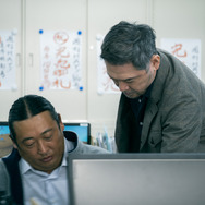 『撮影/鏑木真一』（KABURAGI）