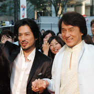 『ラッシュアワー3』のジャパンプレミアに出席したジャッキー・チェンと真田広之