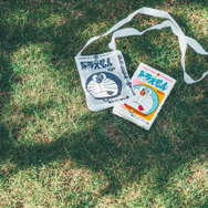 川崎市 藤子・F・不二雄ミュージアムにて「Brigitte Tanaka」コラボアイテムを発売。「SAC COUVERTURE MANGA DORAEMON（サコッシュ）」（C）Fujiko-Pro