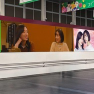 JR川崎駅北口通路の大型LEDビジョン「THE KAWASAKI VISION」でPR映像放映中　©志村貴子／講談社 ©HJホールディングス