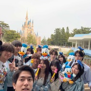 「メンバー大集合で春の大遠足！」©Disney
