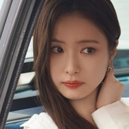 JINとのデートで世界から熱視線！“ヒロイン体質” シン・セギョンが放った清楚かつ上品な美しさ【PHOTO】