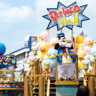 公演中のパレード「クワッキーセレブレーション★ドナルド・ザ・レジェンド！」※「ドナルドのバースデーグリーティング」ではありません
