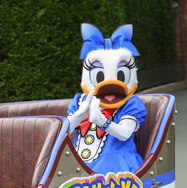 ドナルドのバースデーをパレードルートで一緒にお祝い！ 「ドナルドのバースデーグリーティング」お披露目