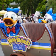 ドナルドのバースデーをパレードルートで一緒にお祝い！ 「ドナルドのバースデーグリーティング」お披露目