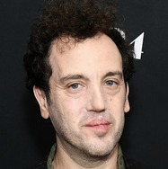 『顔を捨てた男』アーロン・シンバーグ監督　© 2023 FACES OFF RIGHTS LLC. ALL RIGHTS RESERVED.