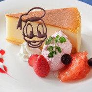 ドナルドのバースデーをお祝いするデコレーションやグッズも登場！1日1回、期間限定のグリーティングドライブ