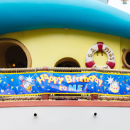 ドナルドのバースデーをお祝いするデコレーションやグッズも登場！1日1回、期間限定のグリーティングドライブ