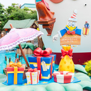 ドナルドのバースデーをお祝いするデコレーションやグッズも登場！1日1回、期間限定のグリーティングドライブ