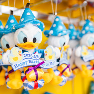 ドナルドのバースデーをお祝いするデコレーションやグッズも登場！1日1回、期間限定のグリーティングドライブ