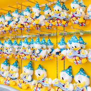 ドナルドのバースデーをお祝いするデコレーションやグッズも登場！1日1回、期間限定のグリーティングドライブ