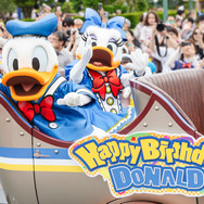 ドナルドのバースデーをお祝いするデコレーションやグッズも登場！1日1回、期間限定のグリーティングドライブ