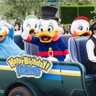 ドナルドのバースデーをお祝いするデコレーションやグッズも登場！1日1回、期間限定のグリーティングドライブ