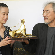 第60回ロカルノ国際映画祭授賞式にて　金豹賞を掲げる小林監督と渡辺さん　