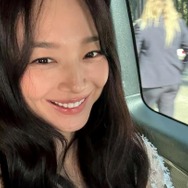 キム・ウビンも惚れ惚れ…シン・ミナの愛らしい魅力あふれる自然体ショットに反響「天使なの？」【PHOTO】