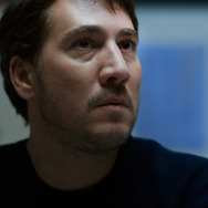 『入国審査』© 2022 ZABRISKIE FILMS SL, BASQUE FILM SERVICES SL, SYGNATIA SL, UPON ENTRY AIE