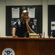 『入国審査』© 2022 ZABRISKIE FILMS SL, BASQUE FILM SERVICES SL, SYGNATIA SL, UPON ENTRY AIE