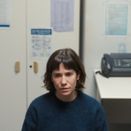 『入国審査』© 2022 ZABRISKIE FILMS SL, BASQUE FILM SERVICES SL, SYGNATIA SL, UPON ENTRY AIE