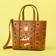 MCM×クレヨンしんちゃん「Toni トップジップショッパーバッグ」（C）Ｕ／Ｆ・Ｓ・Ａ・Ａ