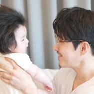 18歳年下の日本人女性と結婚した俳優シム・ヒョンタク、老眼だけど…メガネ3本で愛息の顔も“くっきり”【PHOTO】