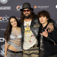 ローラ・イオラニ＆ジェイソン・モモア＆ナコア＝ウルフ・モモア Photo by Kevin Winter/Getty Images