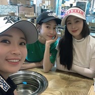 45歳!?キム・テヒ、美脚＆若々しさに驚きの声…義妹イ・ボミらと“美女ゴルフ会”を満喫【PHOTO】