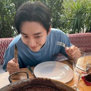 2PMジュノがスペインで息抜きのひととき。見るだけで癒される姿に“ほっこり”【PHOTO】