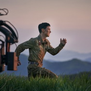 イ・ジェフンが星空の下を全力疾走！脱走前夜切り取る『脱走』本編冒頭映像