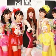 カーリー・レイ・ゼプセン×きゃりーぱみゅぱみゅ／MTV「VMAJ 2013」