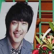 故パク・ヨンハさんの15周忌。納骨堂を訪れたジェジュンが想いを綴る「心の中に生きている」