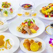 ディズニーアンバサダーホテルのカジュアル・ダイニング「シェフ・ミッキー」では、ハワイアンスタイルのブッフェが登場！