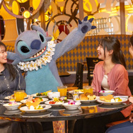 ディズニーアンバサダーホテルのカジュアル・ダイニング「シェフ・ミッキー」では、ブレックファストにミッキーマウスに加えスティッチも登場！