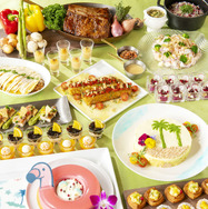 ディズニーアンバサダーホテルと東京ディズニーランドホテルの一部のレストランでは、夏らしいデザインの“SUNNY SUNNY Summer” をテーマにしたスペシャルメニューを提供