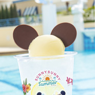 ディズニーアンバサダーホテルの屋外プールでは “SUNNY SUNNY Summer”をテーマにした夏らしいデザインのフォトスポットやスペシャルドリンクを提供