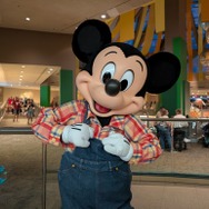 【海外ディズニー】農夫スタイルのミッキーがごあいさつ！エプコットの人気レストランを体験　フロリダ WDW