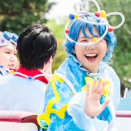 Mrs. GREEN APPLEがサプライズでパレード登場！夏イベ「サマー・クールオフat Tokyo Disney Resort」明日開幕