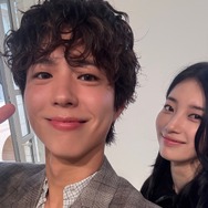 パク・ボゴム、ペ・スジ、BTS・Vの豪華スリーショットが「眼福すぎる」「誇らしすぎ」と大反響【PHOTO】