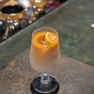 アルプスの夕暮れミルクティー850円(スローページ(大垣書店））©ZUIYO 「アルプスの少女ハイジ」公式HP www.heidi.ne.jp