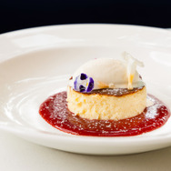 しあわせなアルプスチーズケーキ1,100円（カフェアンドバー ビー）©ZUIYO 「アルプスの少女ハイジ」公式HP www.heidi.ne.jp