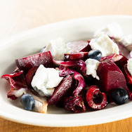 ヤギのチーズとレッドビーツのサラダ1500円(オルビー)©ZUIYO 「アルプスの少女ハイジ」公式HP www.heidi.ne.jp