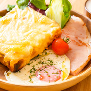 白いチーズトースト2,000円（ペリカンカフェ）©ZUIYO 「アルプスの少女ハイジ」公式HP www.heidi.ne.jp