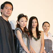 『ベクシル ─2077日本鎖国─』初日舞台挨拶にて（左から）曽利監督、松雪泰子、黒木メイサ、mink