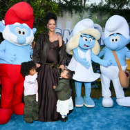 スマーフと記念撮影するリアーナと子供たち Photo by Michael Buckner/Variety via Getty Images