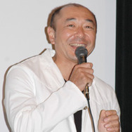 劇中の頑固な父親役とは打って変わり、爆笑トークを繰り広げた高橋克実