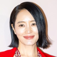 54歳女優キム・ヘス、撮影中でも透明感爆発…オム・ジョンファの応援にとびきりの笑顔！【PHOTO】