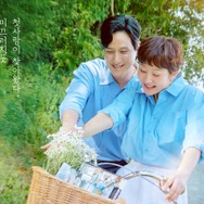 50代のビジュアルがまるで青春、パク・ヘジュン×ヨム・ジョンアの新ドラマが描く人生最高のときめきに期待