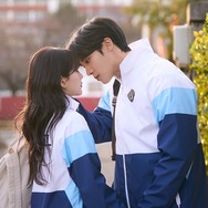 Prime Video『巫女と彦星』チュ・ヨンウ×チョ・イヒョン、魂を揺さぶるキス1秒前の距離