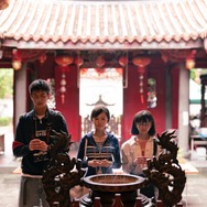 『ひとつの机、ふたつの制服』　Renaissance Films Limited （C）2024 All Rights Reserved.